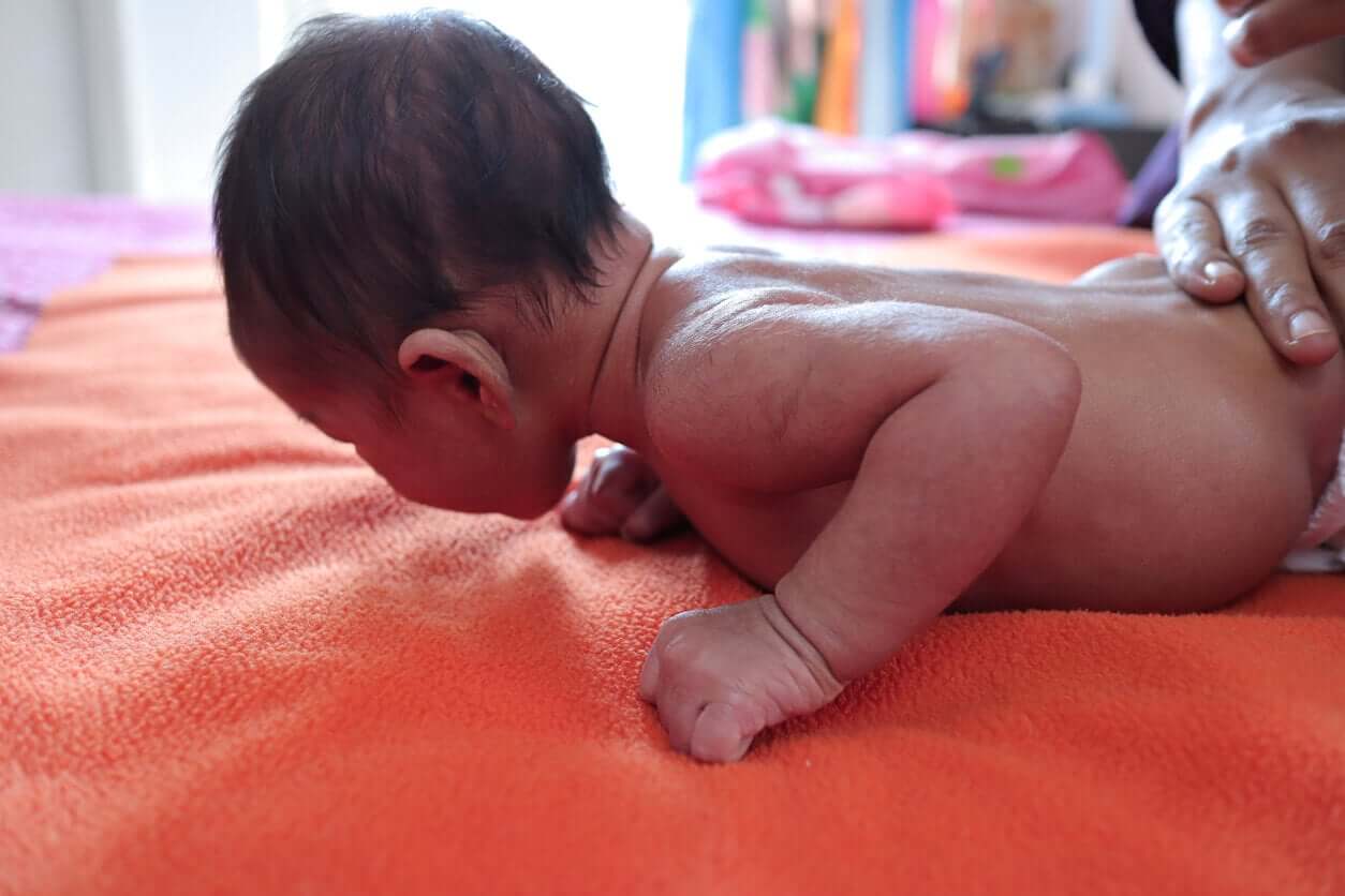 4 Oefeningen die baby's helpen hun hoofd omhoog te houden