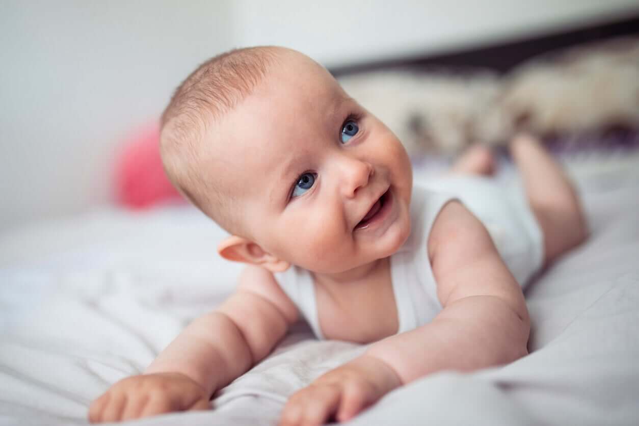 Vauva makaa mahallaan sängyllä.
