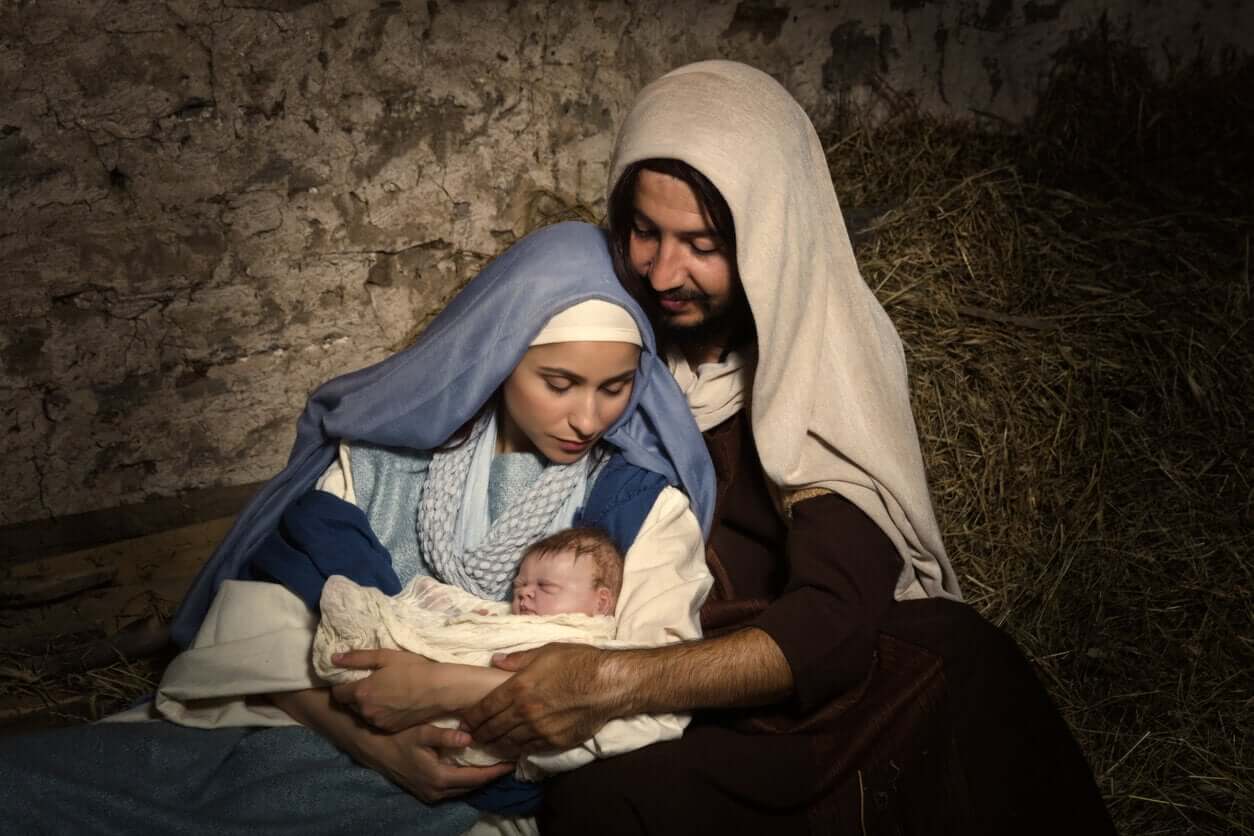 Josef og Maria holder baby Jesus