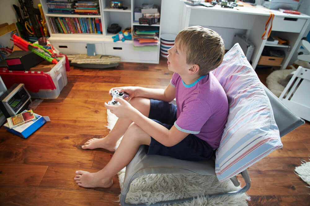 En pojke som spelar tv-spel.