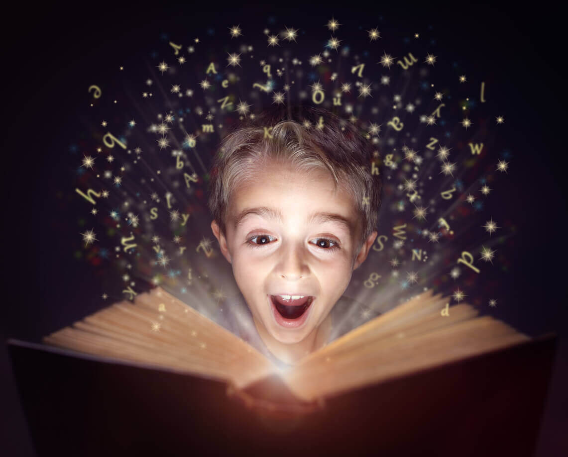 Ett barn som läser en bok med sidor som avger ljusa och svävande bokstäver.