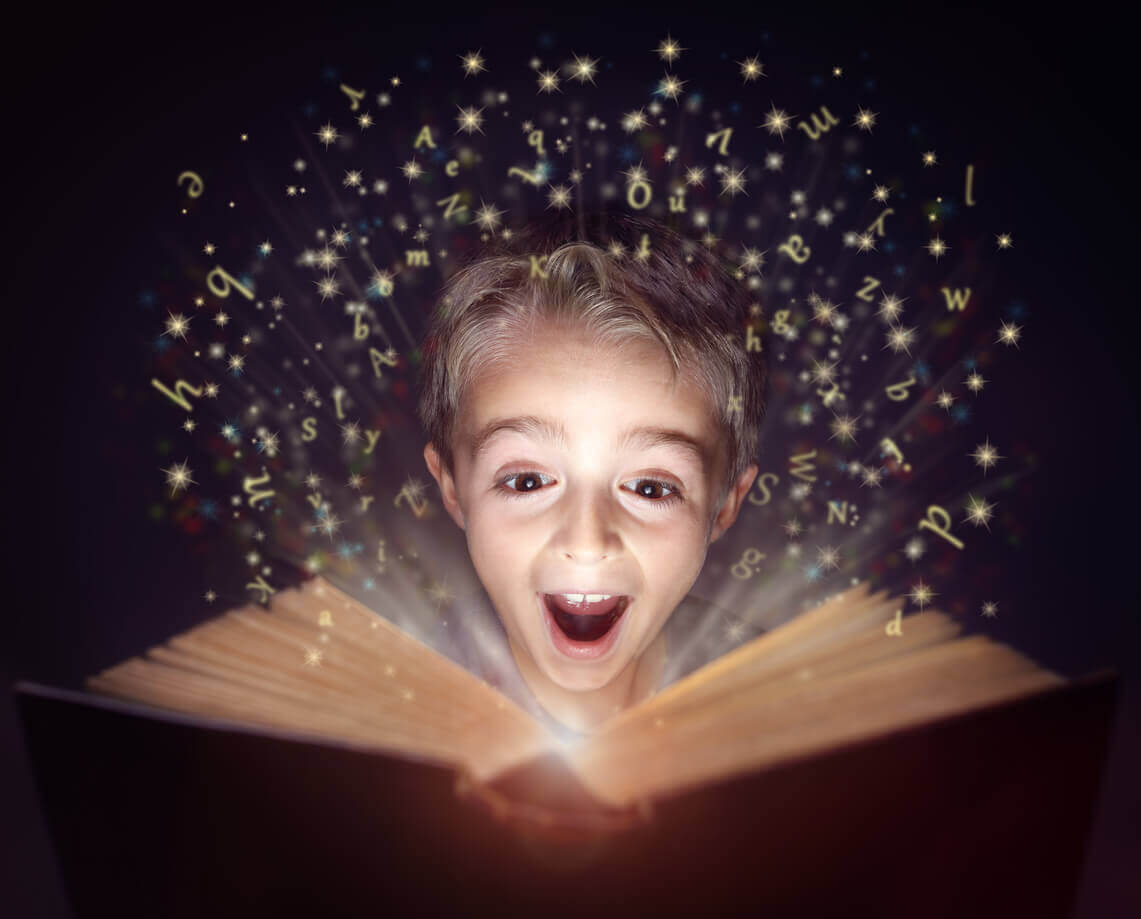 Een kind is een mooi boek aan het lezen