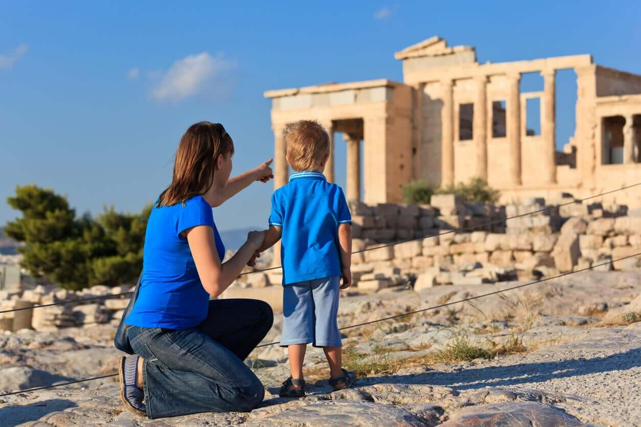 En mor og hennes sønn i Athen.