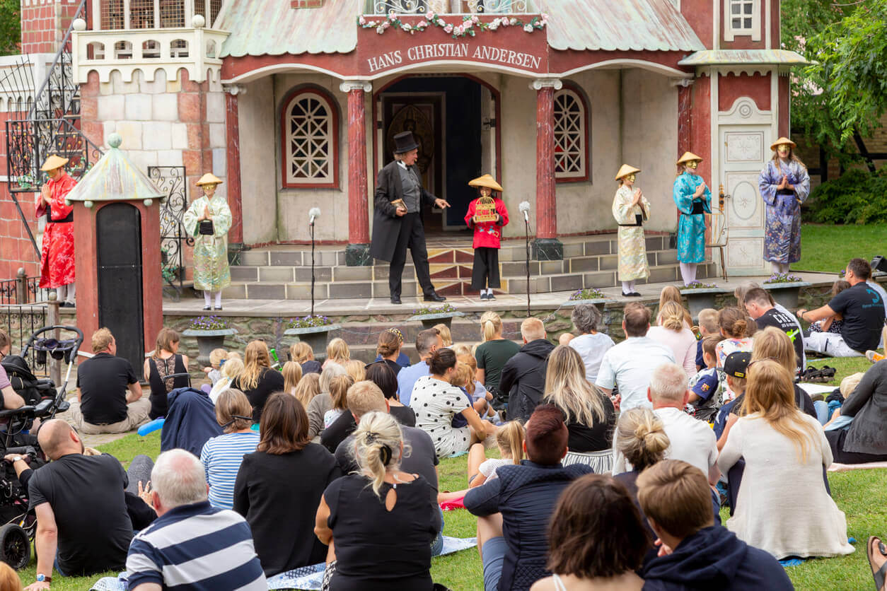 En utendørs lek i en park.