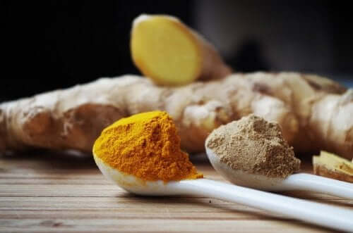 Pulveriserad ingefära och curcuma.