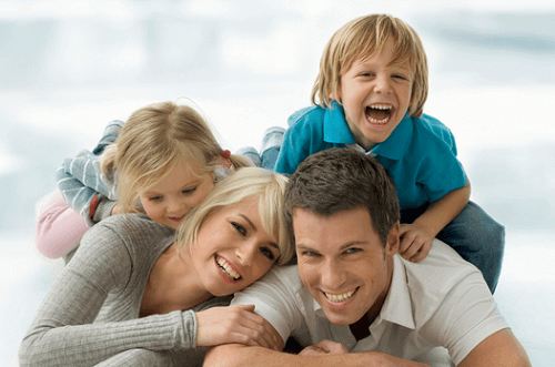 En lykkelig familie poserer for et bilde.