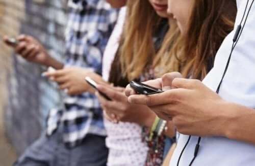 Adolescenten brengen veel tijd door op hun telefoon