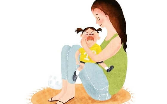 En akvarellbild av en mamma som tröstar ett gråtande litet barn.