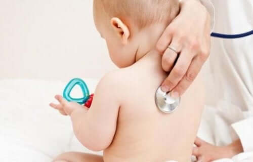 Een dokter checkt de longen van een baby