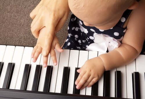 Een baby probeert muziek te maken