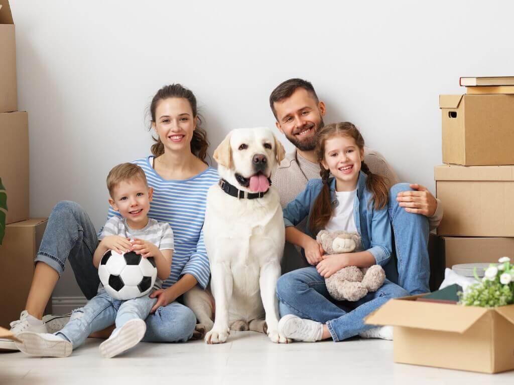 En familj med sin labrador.