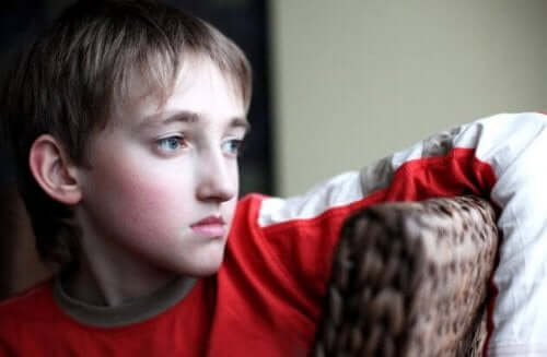 De symptomen van emotionele ontbering tijdens de kindertijd