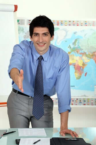 En lærer gir et håndtrykk.