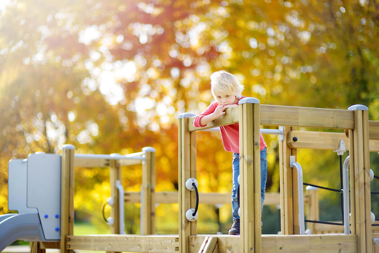 Schüchternes Mädchen auf einem Spielplatz