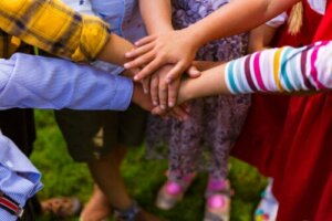 28 Phrases on Solidarity to Teach This Value to Children