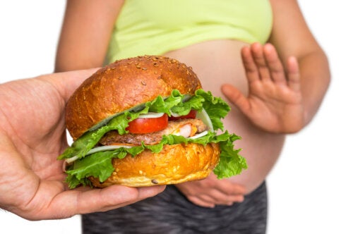 6 Dangerous Foods When Eating Out During Pregnancy