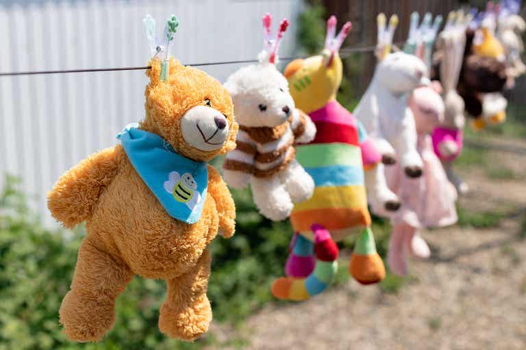 Stuffed animals on a clothes line.