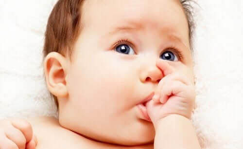 Baby er eksempel på, når børn sutter på deres tommelfingre