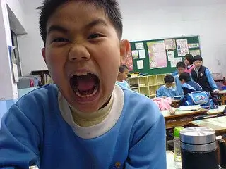 Een boos kind op school