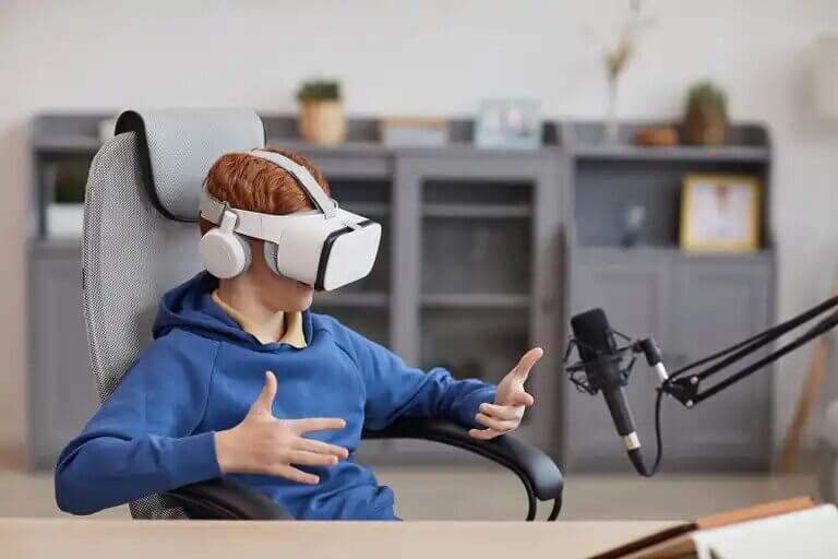 Et barn som spiller et virtual reality-videospill.