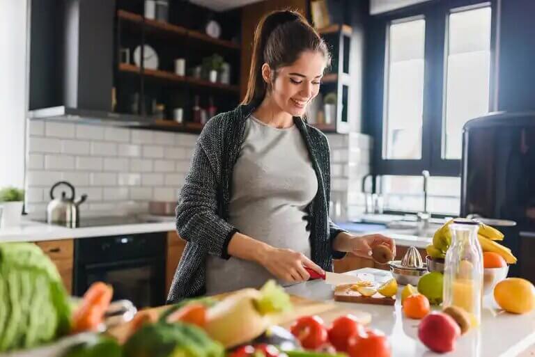 Zwangere vrouw maakt een gezonde lunch