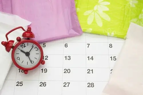 En vekkerklokke, en kalender og feminine blokker.