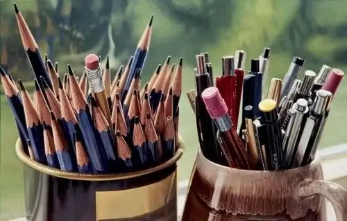 Forskellige blyanter og kuglepenne
