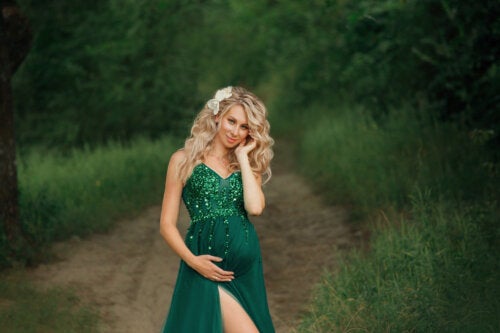 How to Dress for a Wedding if You're Pregnant