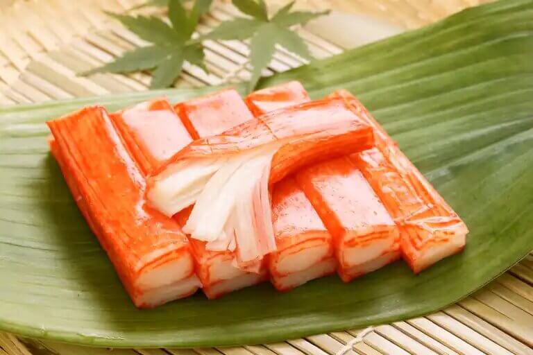 Surimi auf Bananenblatt