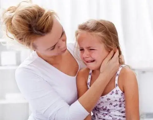 En mor som trøster sin gråtende datter.