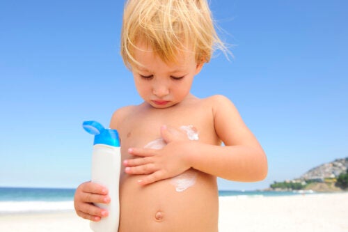 10 Common Mistakes When Putting Sunscreen on Children