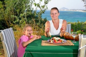 Healthy Menu to Take to the Beach of Pool with the Kids