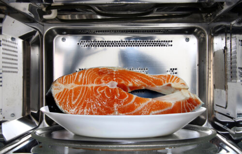 Microwaved Salmon in 4 Minutes, a Simple Recipe for the Whole Family