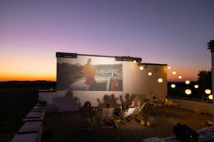 7 Ideas to Set Up an Outdoor Movie Theater