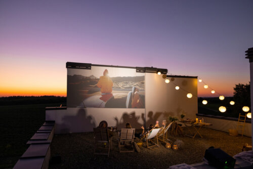7 Ideas to Set Up an Outdoor Movie Theater
