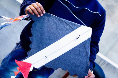 How to Make a Homemade Kite for Children
