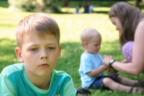 6 Montessori Keys for Dealing with Jealousy Between Siblings