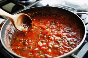 How to Make Homemade Tomato Sauce