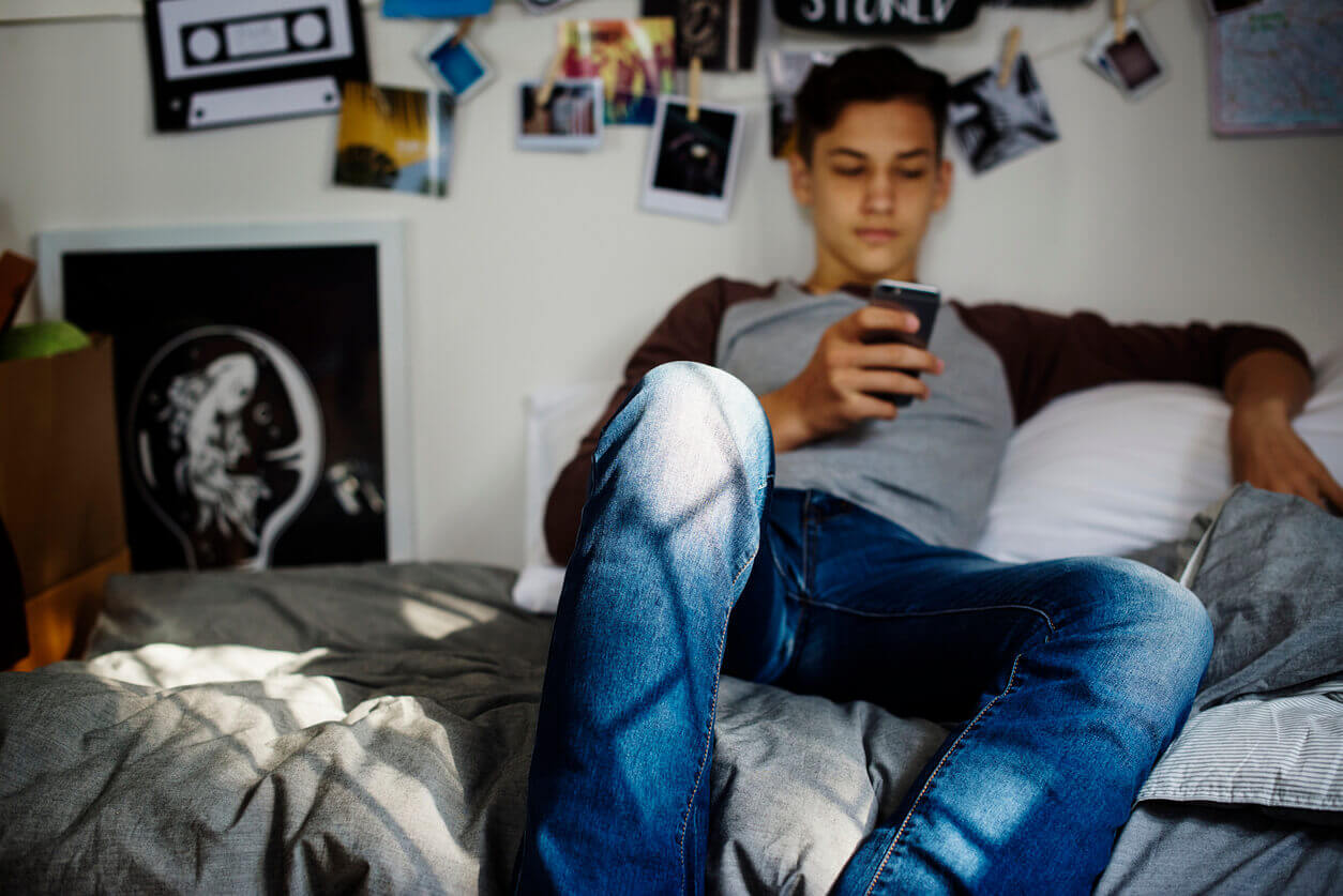 Een tiener op zijn kamer
