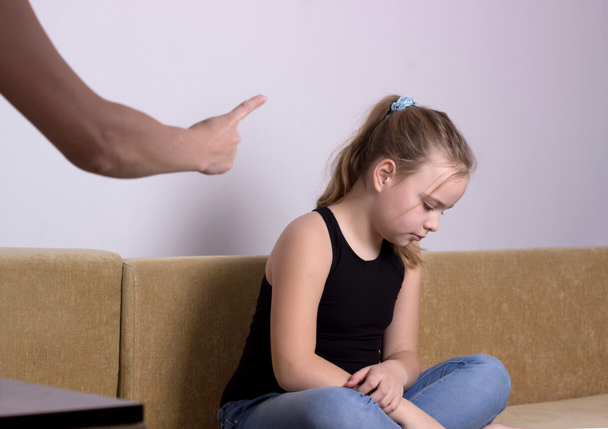 Tyttö pitäisi kasvattaa ilman palkintoja ja rangaistuksia.