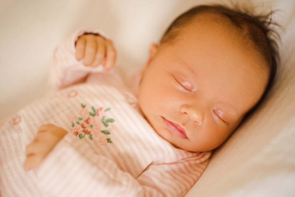 Wanneer verschijnt het definitieve haar bij baby's