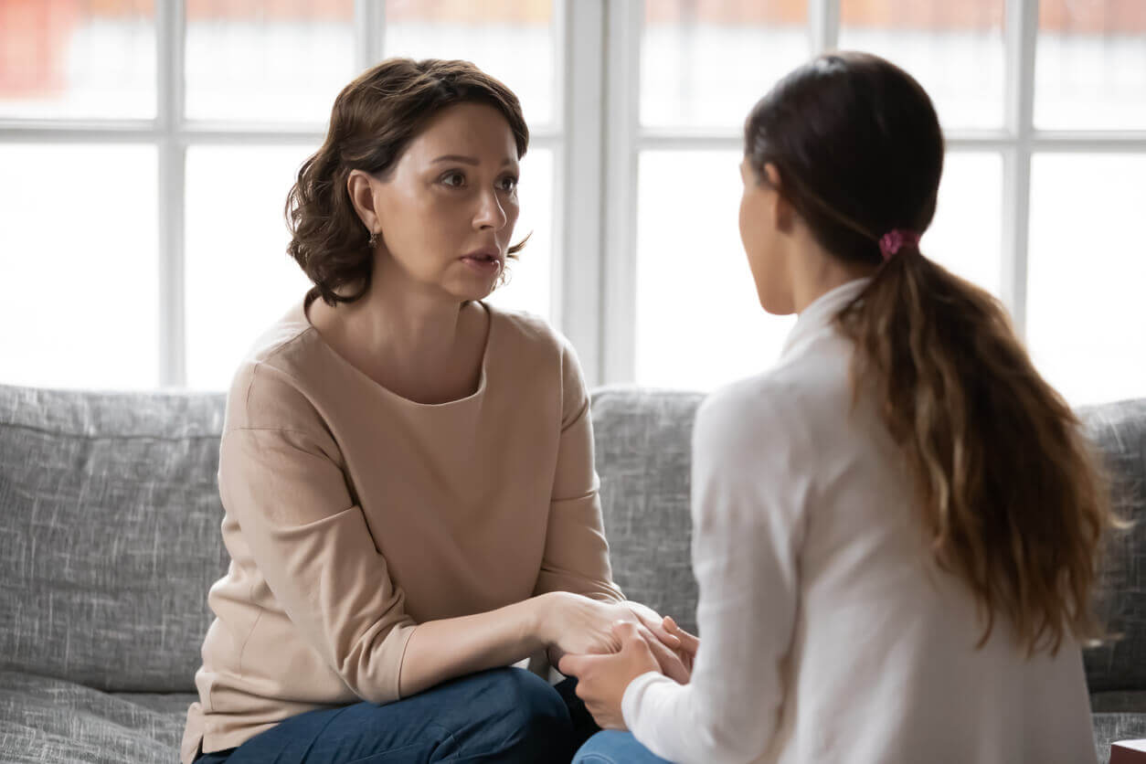 Äiti puhuu teini-ikäisen tyttärensä kanssa sydänsuruista.
