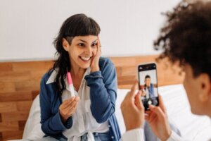 9 Ways to Tell Your Partner You're Pregnant in an Original Way
