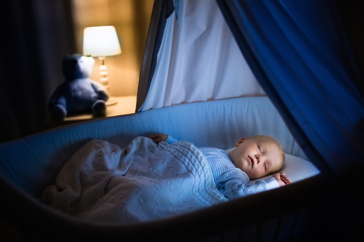 En baby som sover i en barneseng.