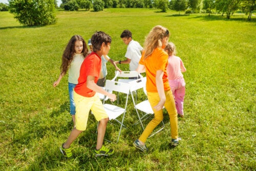 8 Traditional Games for Family Fun