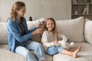 7 Tricks to Detangle Your Daughters' Hair