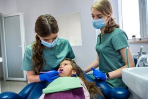Knee-to-Knee Pediatric Dental Exam: What Is It and How Is It Done?