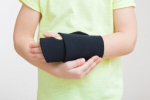 How to Care for a Sprained Wrist in Children