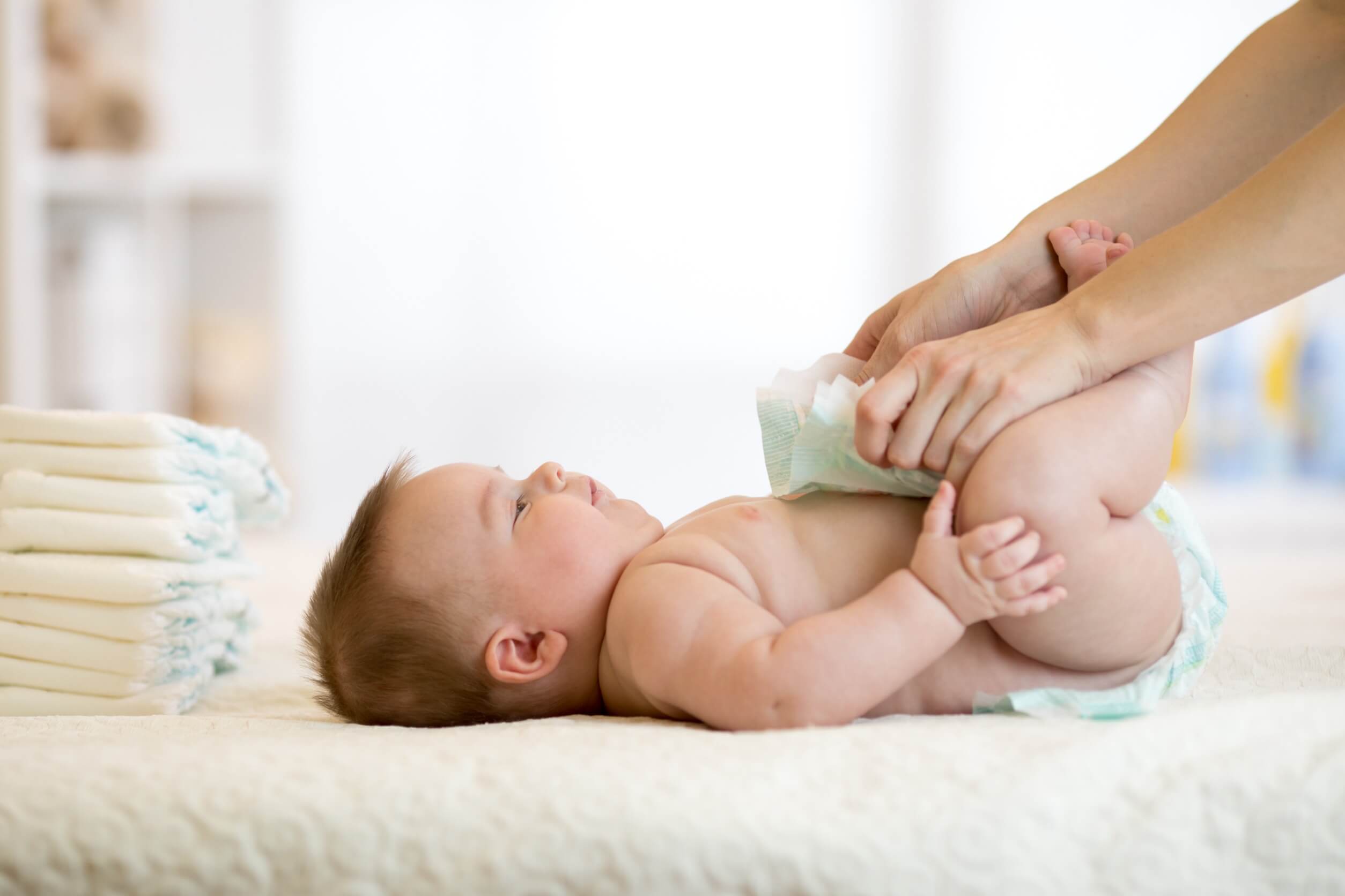 Een baby krijgt een schone luier